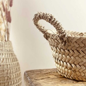 Petit panier fait à la main en feuilles