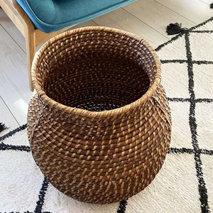 Panier rigide en rotin marron tressé