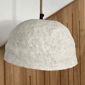 Suspension en papier mâché et fil corde
