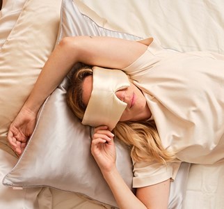 Masque de nuit bandeau en soie champagne