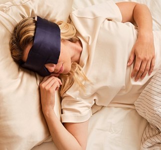 Masque de nuit bandeau en soie bleu nuit