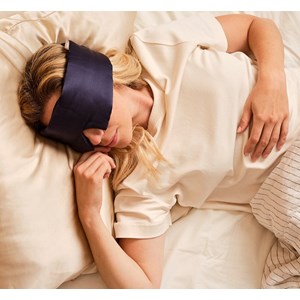Masque de nuit bandeau en soie bleu nuit
