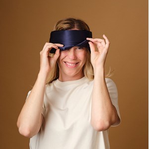 Masque de nuit bandeau en soie bleu nuit