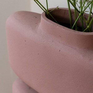 Grand vase rose en aluminium