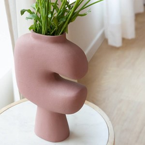 Petit vase rose en aluminium
