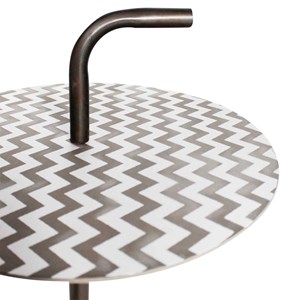 Bout de canapé motifs graphiques