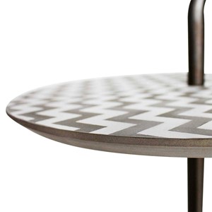 Bout de canapé motifs graphiques