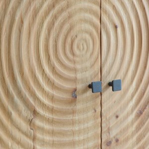 Armoire en pin et métal rondin