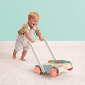 Chariot de marche avec cubes