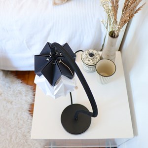 Lampe de table kikyo avec pied flexible et petit abat-jour en papier
