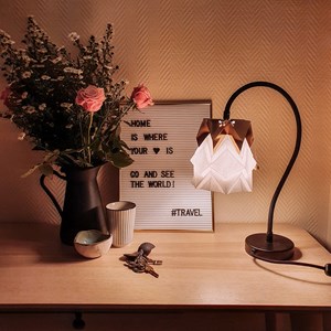 Lampe de table kikyo avec pied flexible et petit abat-jour en papier