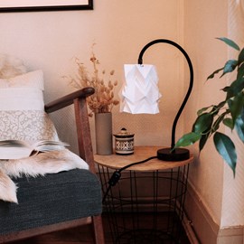 Lampe de table kikyo avec pied flexible et petit abat-jour en papier
