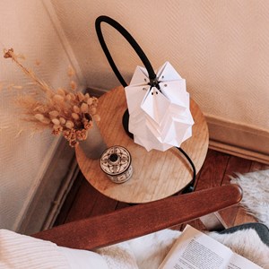 Lampe de table kikyo avec pied flexible et petit abat-jour en papier