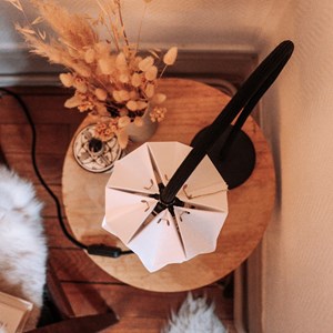 Lampe de table kikyo avec pied flexible et petit abat-jour en papier