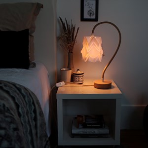 Lampe de table kikyo avec pied flexible et petit abat-jour en papier