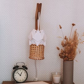 Applique murale en bois et petite suspension en papier et cannage