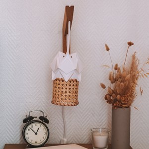 Applique murale en bois et petite suspension en papier et cannage