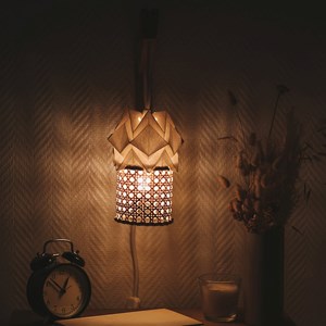 Applique murale en bois et petite suspension en papier et cannage