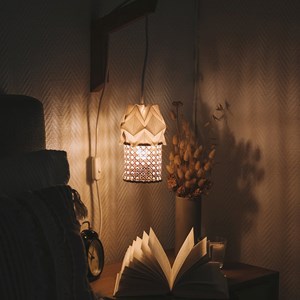 Applique murale en bois et petite suspension en papier et cannage