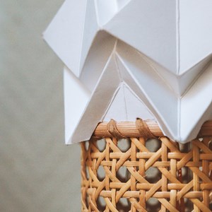 Petite suspension ori en origami et cannage