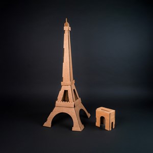 Maquette en carton de tour eiffel géante