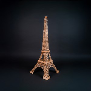 Maquette en carton de tour eiffel géante