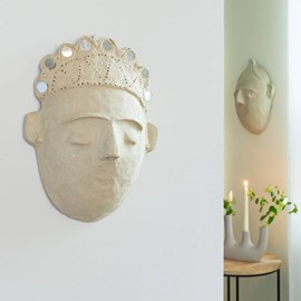 Masque avec couronne en papier mâché