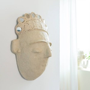 Masque avec couronne en papier mâché