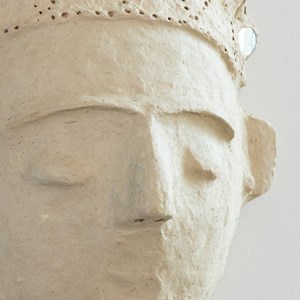 Masque avec couronne en papier mâché