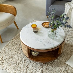 Table basse en bois de manguier, cannage et marbre brook