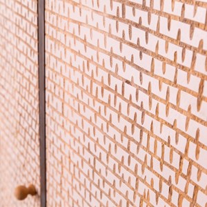 Armoire sculpté en bois et métal