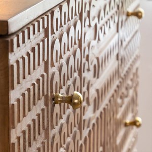 Commode en bois de manguier sculpté