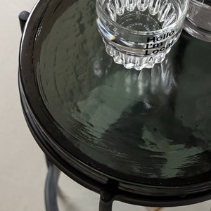 Bout de canapé plateau en verre gris