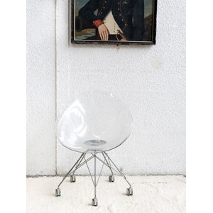 Alma, la chaise en plexiglas n°73
