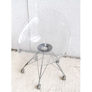 Alma, la chaise en plexiglas n°73