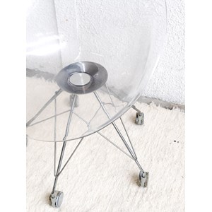 Alma, la chaise en plexiglas n°73