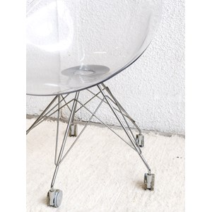 Alma, la chaise en plexiglas n°73