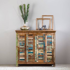 Petit buffet à  lattes en bois coloré
