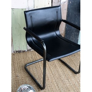 Jakob, le fauteuil en métal n°96