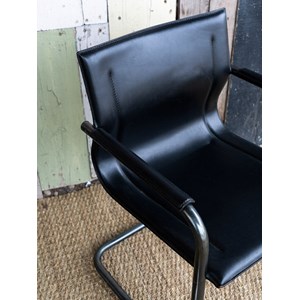 Jakob, le fauteuil en métal n°96