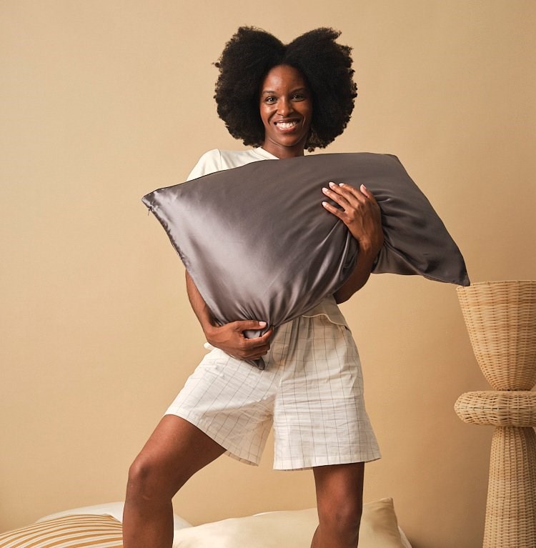 Taie d'oreiller en soie gris foncé 51x76