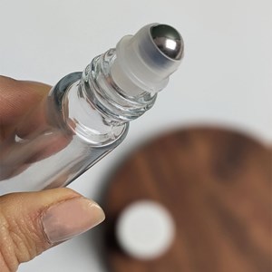 Roll-on en verre transparent et bille in